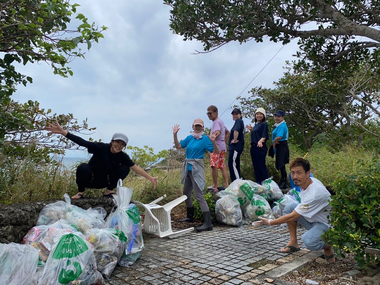 集まったゴミと記念撮影。達成感はあります。