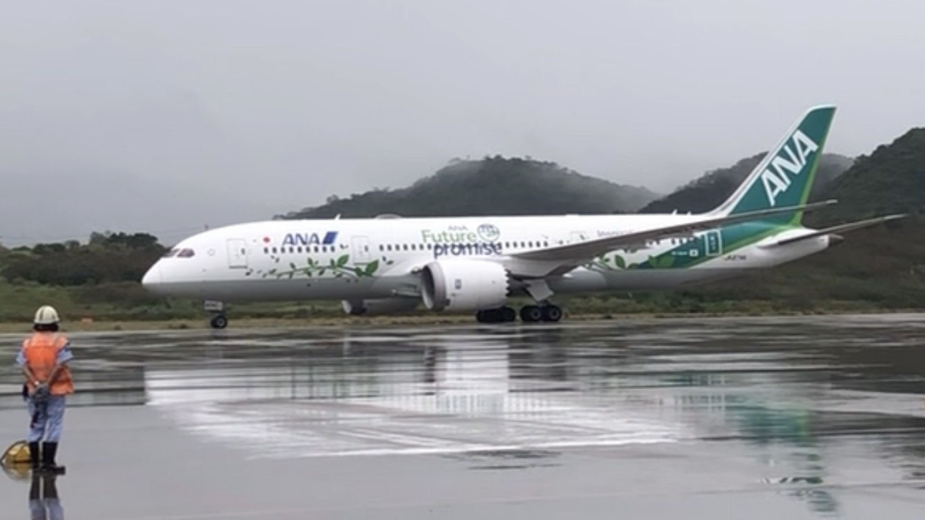 令和5年3月に石垣空港に到着した持続可能な航空燃料(Sustainable Aviation Fuel)を使用した特別機（ANA Green Jet）